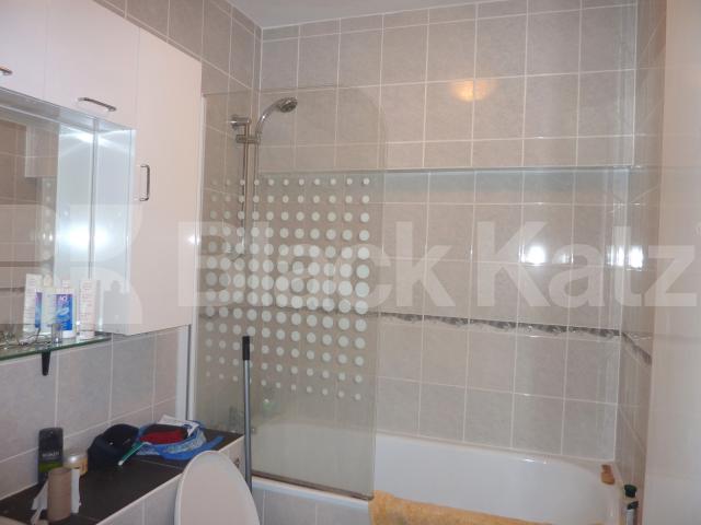 			2 MINUTES TO HYDE PARK, 2 Bedroom, 1 bath, 1 reception Flat			 Queensway, BAYSWATER